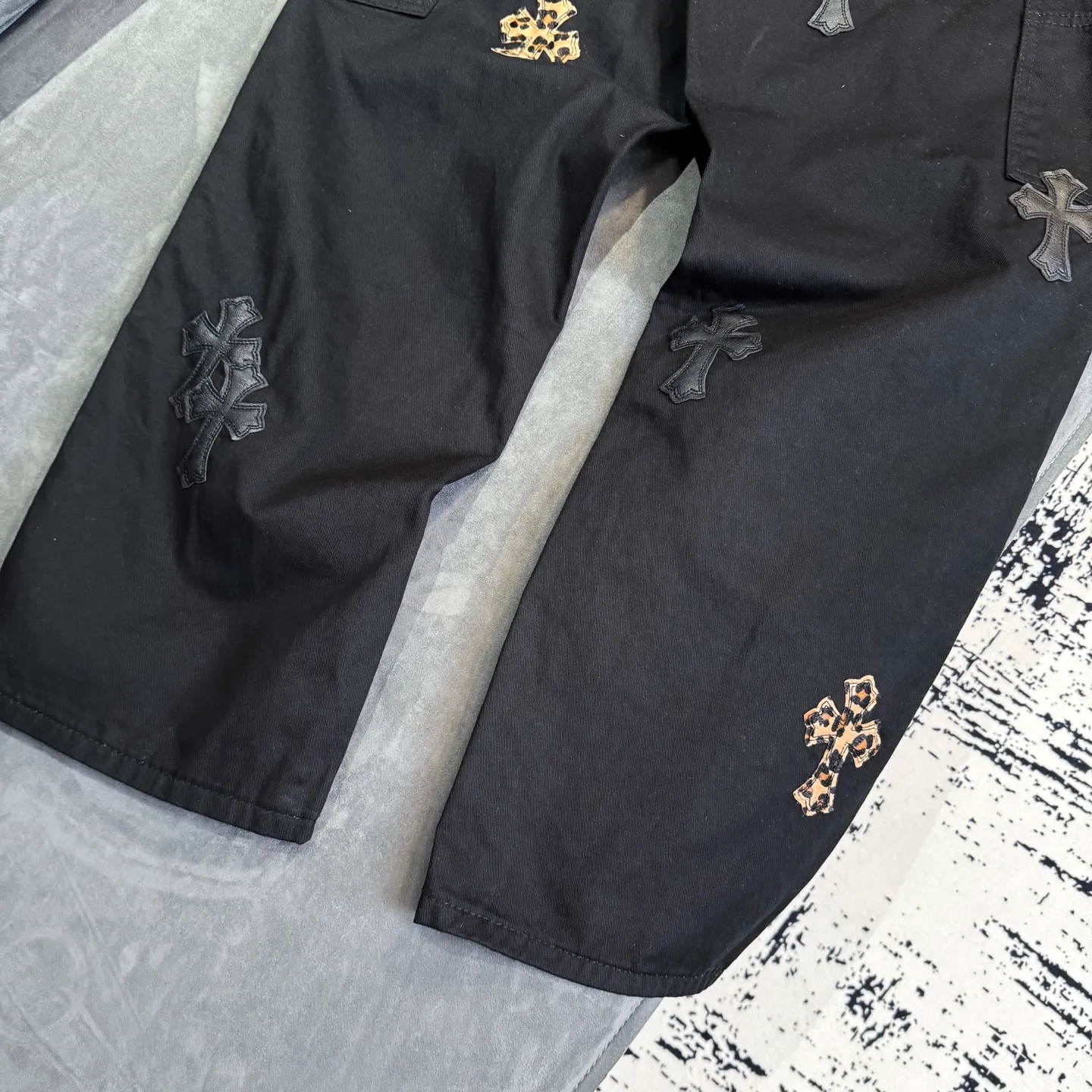 P270 Chrome Hearts Leopard Print Jeans with Black Leather and Wooden Leather Elements Washed Jeans Authentically Restore the Ultimate Vintage Texture Three-Dimensional Fit Loose and Comfortable Not Slimming Appearing Tall and Slim Made by Manufacturers Original Quality Control Same Style for Men and Women Can Be Matched with Couples Versatile Recommendations Must-Have Jeans for All Seasons Fashionistas Have Been Disappointed From the Quality Selection of Fabrics, Cutting of Details, and Matching of Patterns, Everything Is Impeccable! The upper body is so handsome when worn...it can be easily worn by men, women and children! The craftsmanship is made of heavy-duty washed pure cotton denim fabric. After washing, it is soft and thick and looks very stylish when worn. Color: black Size: 28 30 32 34 36